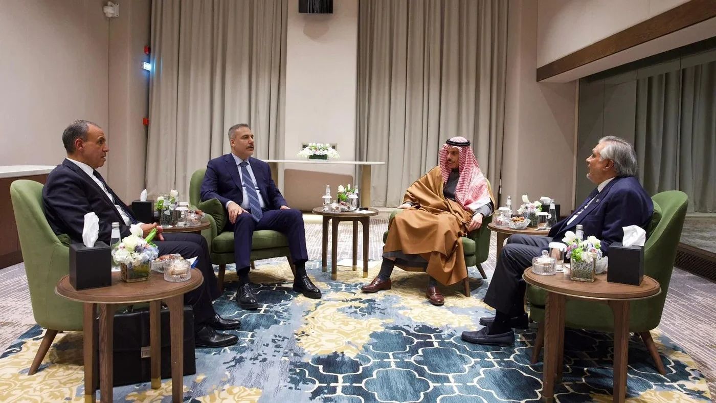 Egypt, Turkey, Saudi Arabia, and Pakistan Lead Urgent Talks as U.S. Ground Invasion Looms