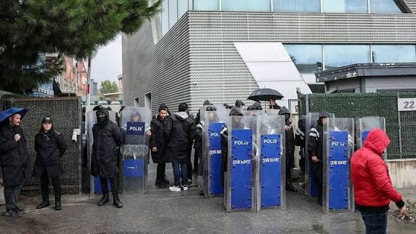 Turkish Police Raid Opposition TV Station, Halt Live Broadcasts as Government Trustee Takes Control